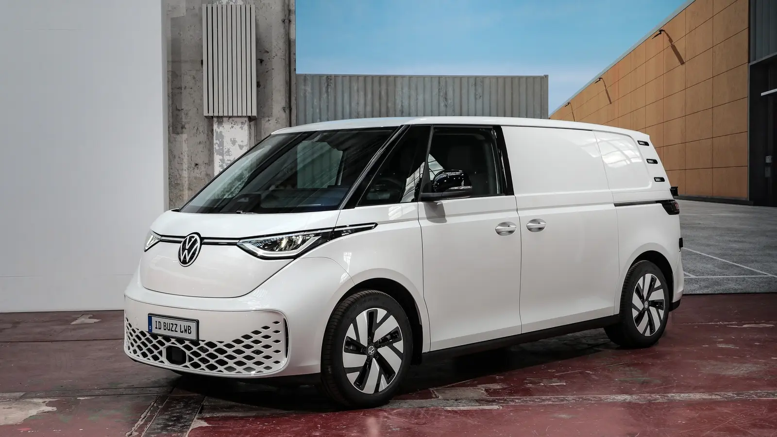 Förlängd Volkswagen ID. Buzz Cargo med 335 hk och 4Motion