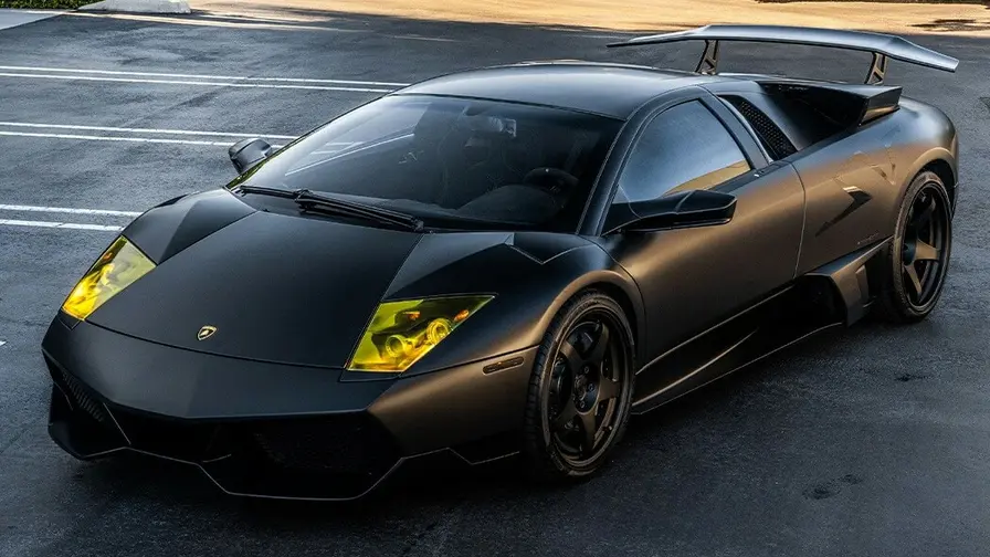 Svart Lamborghini Murcielago SV med modernt, banfokus
