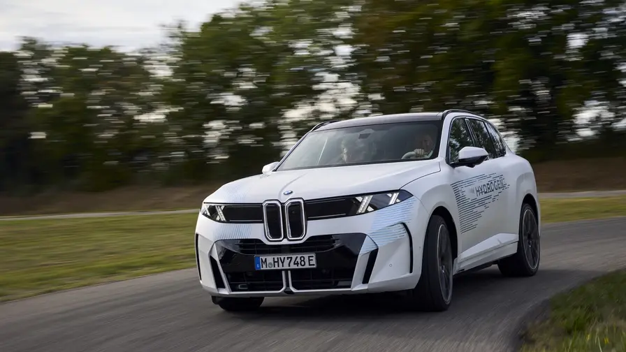 BMW iX5 Hydrogen: från testlabb till verklig vägkörning