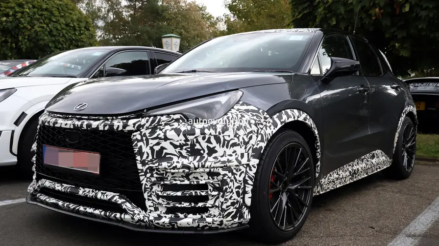 Lexus testar extrem LBX Morizo RR-prototyp med kolfibertak