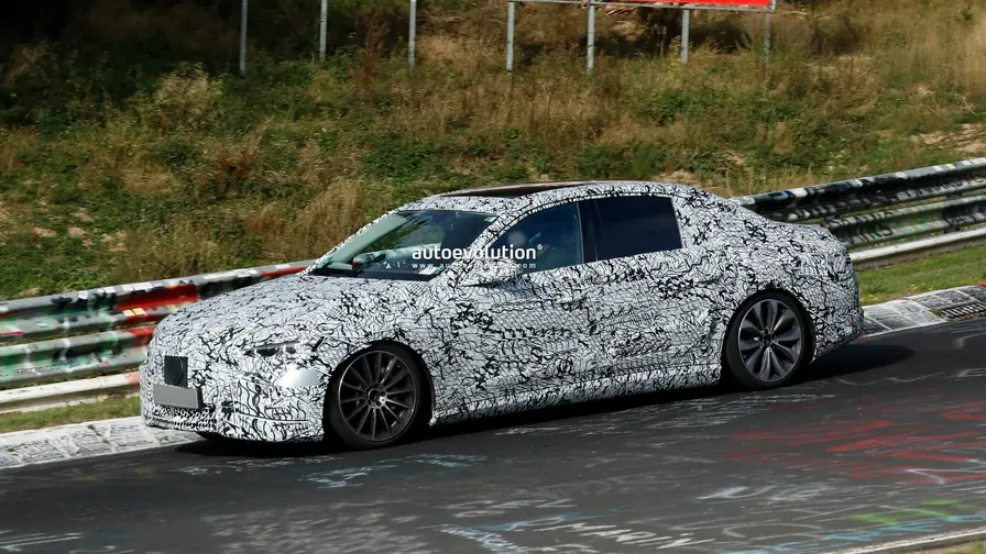 Nya Mercedes E-klass elbil fångad vid Nürburgring i 2027