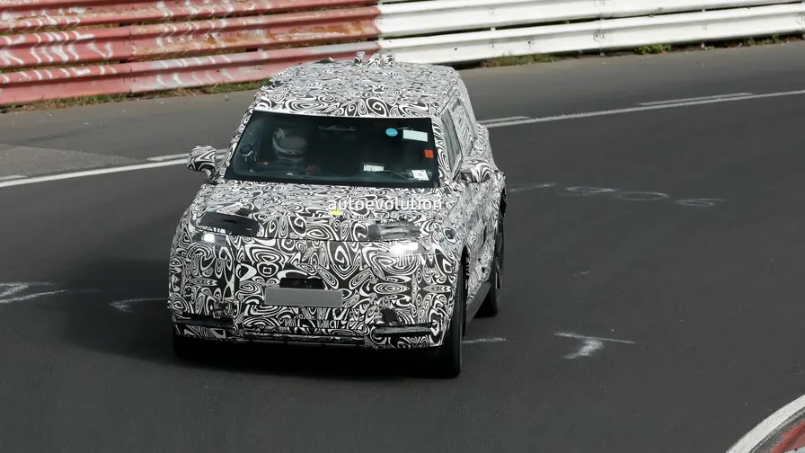 Land Rover testar kompakt Defender-prototyper på Nürburgring