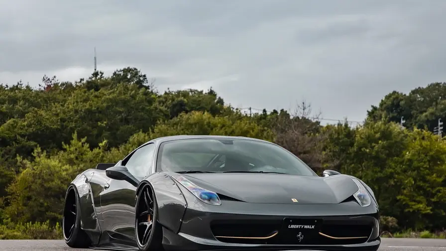 Liberty Walk Ferrari 458: Widebody, nya hjul, sänkt