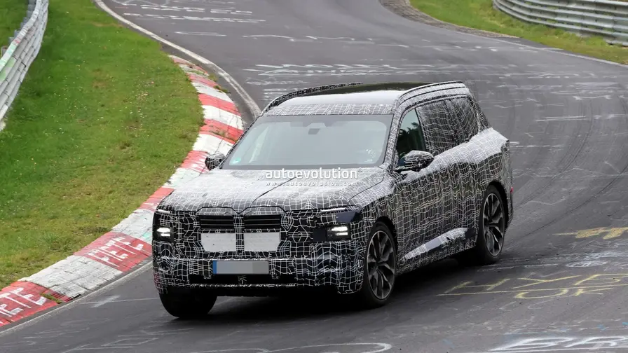 BMW iX7 fotograferad med produktionsstrålkastare 2028