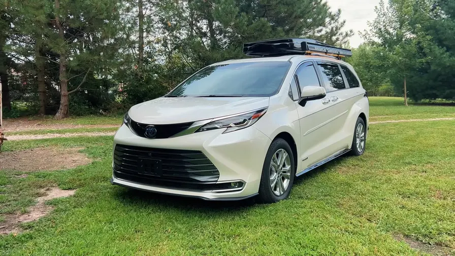 Toyota Sienna-mikrobuss ombyggd till kompakt campervan